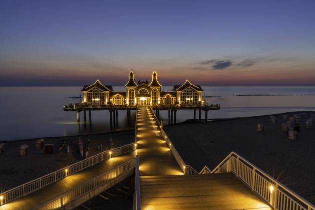 Blick auf die Selliner Seebrücke auf der Insel Rügen an der Ostsee bei Sonnenaufgang, Deutschland, Europa Germany - 15 August 2020: view of the Sellin pier on Ruegen Island on the Baltic Sea at sunrise Copyright: imageBROKER NandoxLardi ibliqx08564462