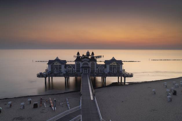 Blick auf die Selliner Seebrücke auf der Insel Rügen an der Ostsee bei Sonnenaufgang, Deutschland, Europa Germany - 15 August 2020: view of the Sellin pier on Ruegen Island on the Baltic Sea at sunrise Copyright: imageBROKER NandoxLardi ibliqx08564475