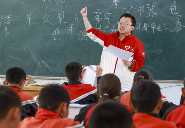 (250520) -- ARTUX, May 20, 2025 -- Volunteer teacher Yan Zefeng gives a class at the primary school of Sheyit Village in Karajol Township under Artux City, Kizilsu Kirgiz Autonomous Prefecture, northwest China s Xinjiang Uygur Autonomous Region, April 23, 2025. TO GO WITH Feature: Volunteer teachers illuminate classrooms in rural Xinjiang ) CHINA-XINJIANG-ARTUX-VOLUNTEER TEACHERS (CN) WangxFei 