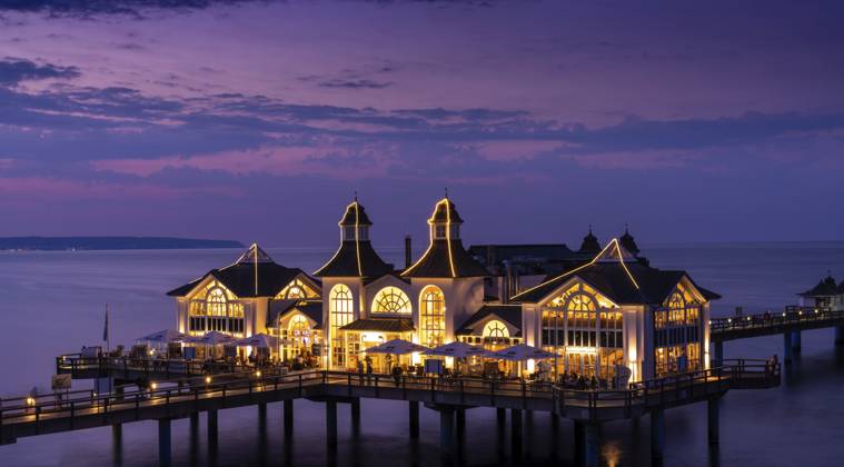 Blick auf die Selliner Seebrücke auf der Insel Rügen an der Ostsee bei Sonnenaufgang, Deutschland, Europa Germany - 15 August 2020: view of the Sellin pier on Ruegen Island on the Baltic Sea at sunrise Copyright: imageBROKER NandoxLardi ibliqx08564400