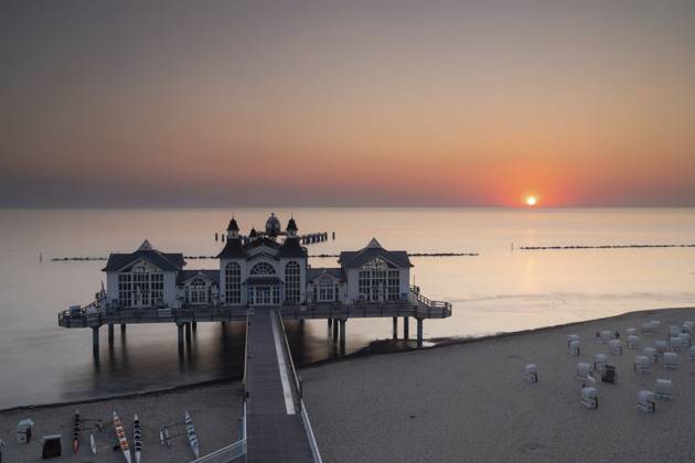 Blick auf die Selliner Seebrücke auf der Insel Rügen an der Ostsee bei Sonnenaufgang, Deutschland, Europa Germany - 15 August 2020: view of the Sellin pier on Ruegen Island on the Baltic Sea at sunrise Copyright: imageBROKER NandoxLardi ibliqx08564494