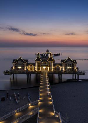 Blick auf die Selliner Seebrücke auf der Insel Rügen an der Ostsee bei Sonnenaufgang, Deutschland, Europa Germany - 15 August 2020: view of the Sellin pier on Ruegen Island on the Baltic Sea at sunrise Copyright: imageBROKER NandoxLardi ibliqx08564447