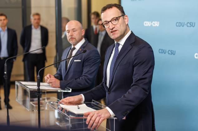 Statement vor den Fraktionssitzung der CDU CSU Jens Spahn, Fraktionsvorsitzender der CDU CSU und Alexander Hoffmann im Bundestag, spricht während eines Statement vor der Fraktionssitzung am 20.05.25 in Berlin. Berlin Berlin Deutschland Reichstag
