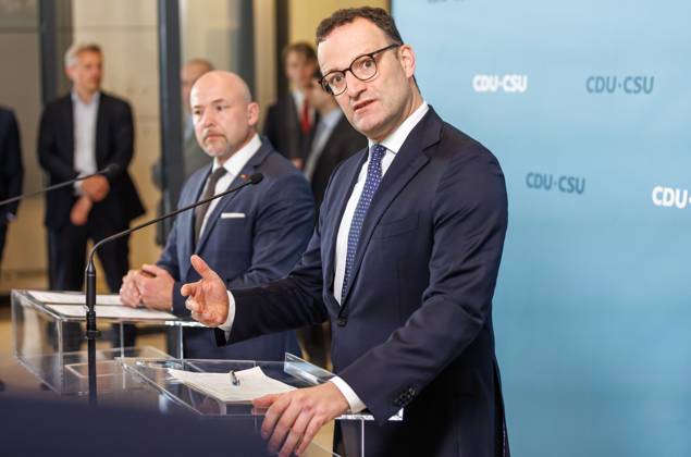 Statement vor den Fraktionssitzung der CDU CSU Jens Spahn, Fraktionsvorsitzender der CDU CSU und Alexander Hoffmann im Bundestag, spricht während eines Statement vor der Fraktionssitzung am 20.05.25 in Berlin. Berlin Berlin Deutschland Reichstag