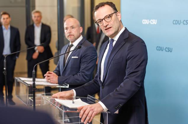 Statement vor den Fraktionssitzung der CDU CSU Jens Spahn, Fraktionsvorsitzender der CDU CSU und Alexander Hoffmann im Bundestag, spricht während eines Statement vor der Fraktionssitzung am 20.05.25 in Berlin. Berlin Berlin Deutschland Reichstag