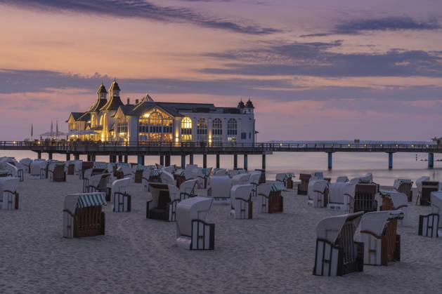 Blick auf die Selliner Seebrücke auf der Insel Rügen an der Ostsee bei Sonnenuntergang, Deutschland, Europa Germany - 15 August 2020: view of the Sellin pier on Ruegen Island on the Baltic Sea at sunset Copyright: imageBROKER NandoxLardi ibliqx08564452