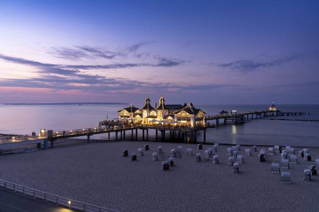 Blick auf die Selliner Seebrücke auf der Insel Rügen an der Ostsee bei Sonnenuntergang, Deutschland, Europa Germany - 15 August 2020: view of the Sellin pier on Ruegen Island on the Baltic Sea at sunset Copyright: imageBROKER NandoxLardi ibliqx08564466
