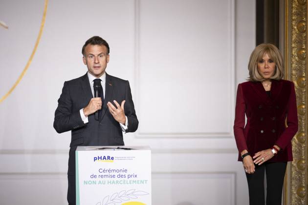 Non Au Harcelement Awards Ceremony - Paris French President Emmanuel Macron (L) speaks next to his wife Brigitte Macron at the No to Bullying award ceremony at the Elysee Palace in Paris, France, 21 May 2025. France s Ministry of National Education organizes each year the Non au harcelement (No to Bullying) contest in schools to raise awareness and promote values such as kindness and inclusion. Photo by Eliot Blondet ABACAPRESS.COM Paris France France  Copyright: xBlondetxEliot ABACAx