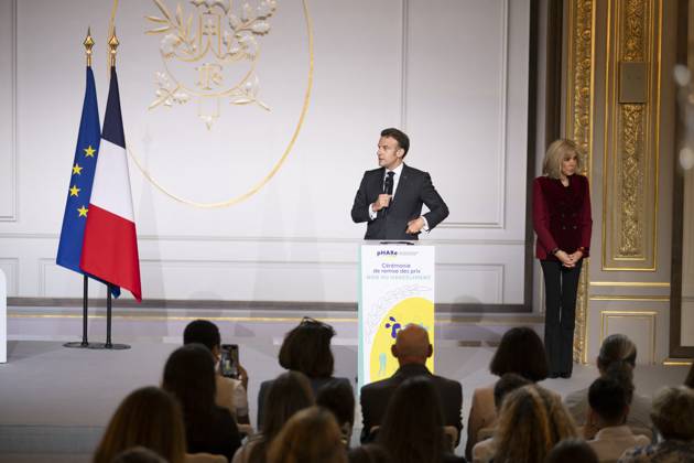 Non Au Harcelement Awards Ceremony - Paris French President Emmanuel Macron (L) speaks next to his wife Brigitte Macron at the No to Bullying award ceremony at the Elysee Palace in Paris, France, 21 May 2025. France s Ministry of National Education organizes each year the Non au harcelement (No to Bullying) contest in schools to raise awareness and promote values such as kindness and inclusion. Photo by Eliot Blondet ABACAPRESS.COM Paris France France  Copyright: xBlondetxEliot ABACAx