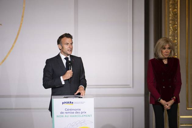 Non Au Harcelement Awards Ceremony - Paris French President Emmanuel Macron (L) speaks next to his wife Brigitte Macron at the No to Bullying award ceremony at the Elysee Palace in Paris, France, 21 May 2025. France s Ministry of National Education organizes each year the Non au harcelement (No to Bullying) contest in schools to raise awareness and promote values such as kindness and inclusion. Photo by Eliot Blondet ABACAPRESS.COM Paris France France  Copyright: xBlondetxEliot ABACAx