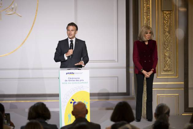 Non Au Harcelement Awards Ceremony - Paris French President Emmanuel Macron (L) speaks next to his wife Brigitte Macron at the No to Bullying award ceremony at the Elysee Palace in Paris, France, 21 May 2025. France s Ministry of National Education organizes each year the Non au harcelement (No to Bullying) contest in schools to raise awareness and promote values such as kindness and inclusion. Photo by Eliot Blondet ABACAPRESS.COM Paris France France  Copyright: xBlondetxEliot ABACAx