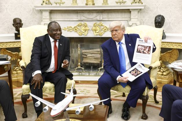 Bilder des Jahres 2025, News 05 Mai News Themen der Woche KW21 News Bilder des Tages United States President Donald J Trump, right, holds up news articles related to violence in South Africa during a meeting with President Cyril Ramaphosa of South Africa, in the Oval Office of the White House in Washington, DC, USA, 21 May 2025. Ramaphosa’s visit comes one week after Trump claimed there is an on-going genocide in South Africa and granted refugee status to 59 Afrikaners. Copyright: xJimxLoScalzox xPoolxviaxCNPx MediaPunchx