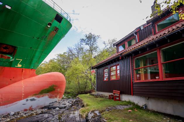 Container ship ground support in Trondheimsfjorden Trondheim 20250522. A 135-meter-long container ship ran aground almost hitting a house in the Trondheimsfjord outside Byneset night to Thursday May 22. 2025. Photo: Jan Langhaug NTB Trondheim Norway oBUxlv4gAl4 EDITORIAL USE ONLY Ref:_BNCoBUxlv4gAl4.jpg Copyright: xJanxLanghaugx xNTBx