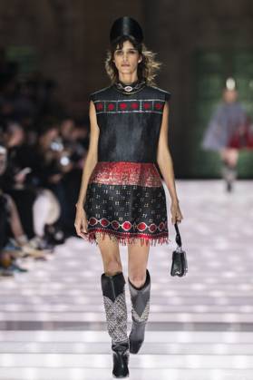 Bilder des Jahres 2025, Entertainment 05 Mai Entertainment Themen der Woche KW21 Entertainment Bilder des Tages Louis Vuitton Cruise 2026 Runway - Avignon A model walks the runway during the Louis Vuitton Cruise 2026 fashion show at Palais des Papes ( Palace of the Popes ), in Avignon, France on May 22, 2025. Photo by Eliot Blondet ABACAPRESS.COM Avignon France France  Copyright: xBlondetxEliot ABACAx