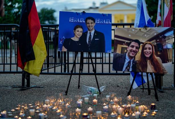 Bilder des Jahres 2025, News 05 Mai News Themen der Woche KW21 News Bilder des Tages Mourners attend a vigil outside of the White House to honor murdered Israel Embassy staff members Yaron Lischinsky and Sarah Lynn Milgrim, on Thursday May 22, 2025 in Washington DC. The gunman shouted support for Palestine after shooting Lischinsky and Milgrim outside of the Capital Jewish Museum on Wednesday, May 21.  WAP20250522906 LeighxVogel