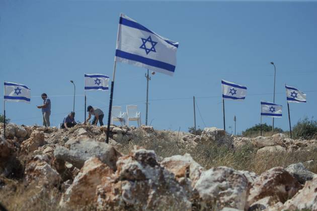 Bilder des Jahres 2025, News 05 Mai News Themen der Woche KW21 News Bilder des Tages Settlers Raise Flags In Bruqin Jewish settlers raise Israeli flags on Palestinian homes in the village of Bruqin in northern West Bank on May 23, 2025 after seizing Palestinian homes and destroying some of their properties. This came after an Israeli settler was killed near the Jewish settlement of Bruqin. In the resulting settler and Israeli army attack on the village, a Palestinian was killed and dozens were arrested. Bruqin West Bank Palestinian Territories Copyright: xWahajxBanixMouflehx