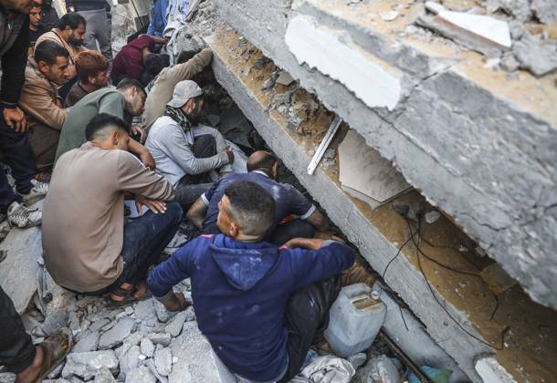 Bilder des Jahres 2025, News 05 Mai News Themen der Woche KW21 News Bilder des Tages (250523) -- GAZA, May 23, 2025 -- Palestinians search for survivors after an Israeli airstrike in Jabalia refugee camp, northern Gaza Strip, on May 23, 2025. The Israel Defense Forces (IDF) said in a statement on Friday that its air force struck more than 75 targets across the Gaza Strip over the past day. (Photo by Xinhua) MIDEAST-GAZA-JABALIA REFUGEE CAMP-ISRAEL-AIRSTRIKES MahmoudxZaki 