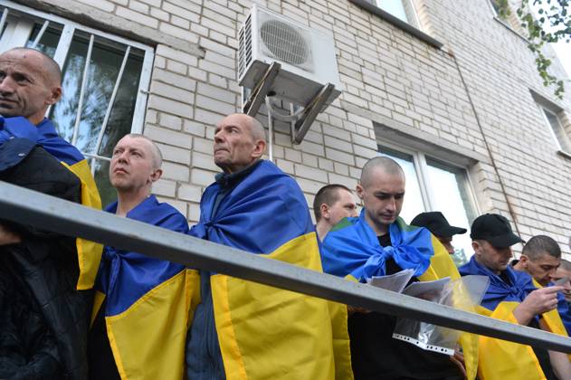 Bilder des Jahres 2025, News 05 Mai News Themen der Woche KW21 News Bilder des Tages Swapped Ukranian Captives Return Home - Kiev Ukrainians in national flags return home as part of the first phase of the 1,000-by-1,000 prisoner swap, Ukraine, May 23, 2025. The first stage of the large-scale prisoner exchange saw 390 Ukrainians (270 military personnel and 120 civilians) return from Russian captivity, on May 24, 2025 in Kyiv, Ukraine. Photo by Oleksandr Klymenko Ukrinform ABACAPRESS.COM Kyiv Ukraine  Copyright: xKlymenkoxOleksandr Ukrinform ABACAx