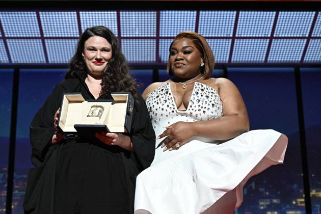 Cannes - Closing Ceremony Mascha Schilinski (L) accepts the Jury Prize (TIE) for Sound of Falling from Da Vine Joy Randolph (R) onstage during the closing ceremony at the 78th annual Cannes Film Festival at Palais des Festivals on May 24, 2025 in Cannes, France, on May 24, 2025. Photo by David Niviere ABACAPRESS.COM Cannes France  Copyright: xNivierexDavid ABACAPRESS.COMx