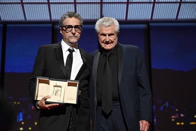 Cannes - Closing Ceremony Brazilian director Kleber Mendonca Filho receives the Best Director prize and his accompanied by French director Claude Lelouch for the film O Agente Secreto (The Secret Agent) from French director Claude Lelouch during the closing ceremony at the 78th edition of the Cannes Film Festival in Cannes, southern France, on May 24, 2025. Cannes France  Copyright: xNivierexDavid ABACAPRESS.COMx