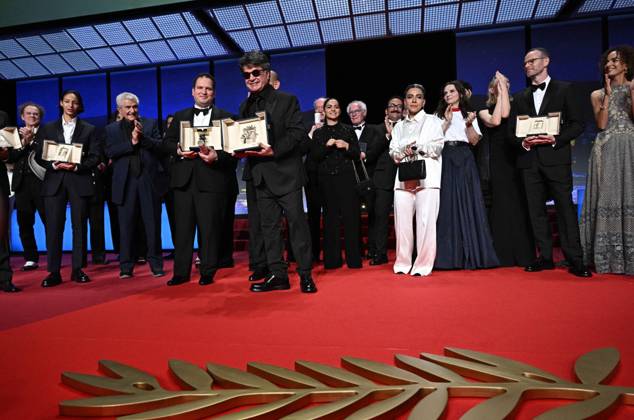 Cannes - Palme d Or Winner Jafar Panahi Iranian director and screenwriter and producer Jafar Panahi with sunglasses celebrates on stage alongside Juliette Binoche, Joachim Trier, Nadia Melliti, Claude Lelouc and Hasan Hadi after winning the Palme d Or for the film Un Un simple accident (A Simple Accident) during the closing ceremony at the 78th edition of the Cannes Film Festival in Cannes, France, on May 24, 2025. Photo by David Niviere ABACAPRESS.COM Cannes France  Copyright: xNivierexDavid ABACAPRESS.COMx