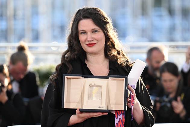 Cannes - Palme D Or Winners Photocall Mascha Schilinski poses with the Jury Prize (TIE) for Sound of Falling during the Palme D Or winners photocall at the 78th annual Cannes Film Festival at Palais des Festivals on May 24, 2025 in Cannes, France, on May 24, 2025. Photo by David Niviere ABACAPRESS.COM Cannes France  Copyright: xNivierexDavid ABACAPRESS.COMx
