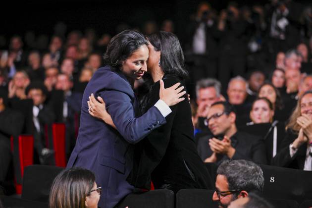 78eme Festival International du Film de Cannes Ceremonie de remise de prix 78th International Cannes Film Festival Closing ceremony and awards Hafsia Herzi congratulates her actress, Prix dinterpretation feminine 445097 2025 05 24 France Herzi, Hafsia Melliti, Nadia  Copyright: xSergexArnalx xStarfacex STAR_445097_009