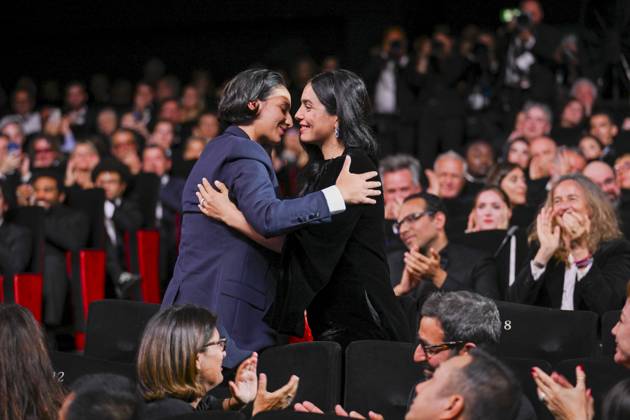 78eme Festival International du Film de Cannes Ceremonie de remise de prix 78th International Cannes Film Festival Closing ceremony and awards Hafsia Herzi congratulates her actress, Prix dinterpretation feminine 445097 2025 05 24 France Herzi, Hafsia Melliti, Nadia  Copyright: xSergexArnalx xStarfacex STAR_445097_011