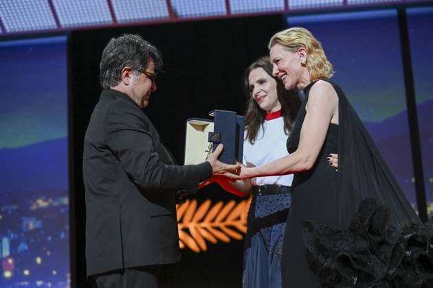 78eme Festival International du Film de Cannes Ceremonie de remise de prix 78th International Cannes Film Festival Closing ceremony and awards Juliette Binoche and Cate Blanchett present the Palme dor to Jafar Panahi 445097 2025 05 24 France Panahi, Jafar Blanchett, Cate Binoche, Juliette  Copyright: xSergexArnalx xStarfacex STAR_445097_029