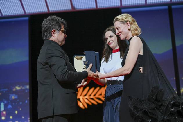78eme Festival International du Film de Cannes Ceremonie de remise de prix 78th International Cannes Film Festival Closing ceremony and awards Juliette Binoche and Cate Blanchett present the Palme dor to Jafar Panahi 445097 2025 05 24 France Panahi, Jafar Blanchett, Cate Binoche, Juliette  Copyright: xSergexArnalx xStarfacex STAR_445097_031