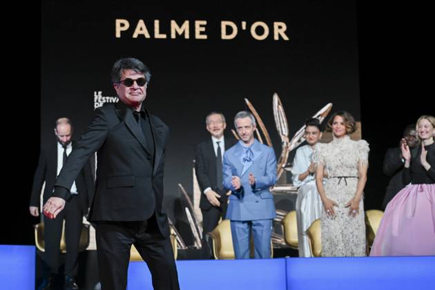 78eme Festival International du Film de Cannes Ceremonie de remise de prix 78th International Cannes Film Festival Closing ceremony and awards Jafar Panahi receives the Palme dOr for his film A Simple Accident 445097 2025 05 24 France Panahi, Jafar  Copyright: xSergexArnalx xStarfacex STAR_445097_035