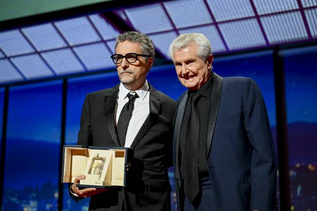 78eme Festival International du Film de Cannes Ceremonie de remise de prix 78th International Cannes Film Festival Closing ceremony and awards Kleber Mendonca Filho receives the directors prize for his film M agent secret 445097 2025 05 24 France Mendonca Filho, Kleber Lelouch, Claude  Copyright: xSergexArnalx xStarfacex STAR_445097_080