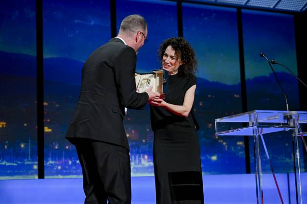 78eme Festival International du Film de Cannes Ceremonie de remise de prix 78th International Cannes Film Festival Closing ceremony and awards Joachim Trier receives the Grand Prize for Sentimental value 445097 2025 05 24 France Fargeat, Coralie Trier, Joachim  Copyright: xSergexArnalx xStarfacex STAR_445097_083