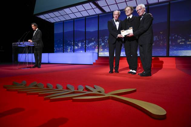 78eme Festival International du Film de Cannes Ceremonie de remise de prix 78th International Cannes Film Festival Closing ceremony and awards Prix de la mise ne scene pour Jeunes meres 445097 2025 05 24 France Dardenne, Jean Pierre Reilly, John C  Copyright: xSergexArnalx xStarfacex STAR_445097_106