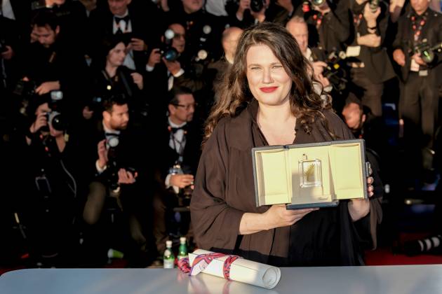 78eme Festival International du Film de Cannes Photocell des palmes 78th International Cannes Film Festival Photocall with winners Mascha Schilinski poses with her award for her movie Sound of falling during photocall at the 78th annual Cannes Film Festival at Palais des Festivals on May 24, 2025 in Cannes, France 445099 2025 05 24 France Schilinski, Mascha  Copyright: xFranckxBoutonnetx xStarfacex STAR_445099_129