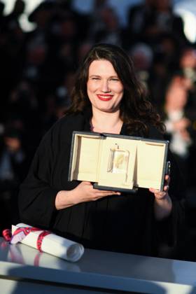 Cannes Winners Photocall AM Mascha Schilinski poses with the Jury Prize (TIE) for Sound of Falling during the Palme D Or Winners photocall in Cannes, France on May 24, 2025 as part of the 78th Cannes Film Festival. Photo by Aurore Marechal ABACAPRESS.COM Cannes France  Copyright: xMarechalxAurore ABACAx