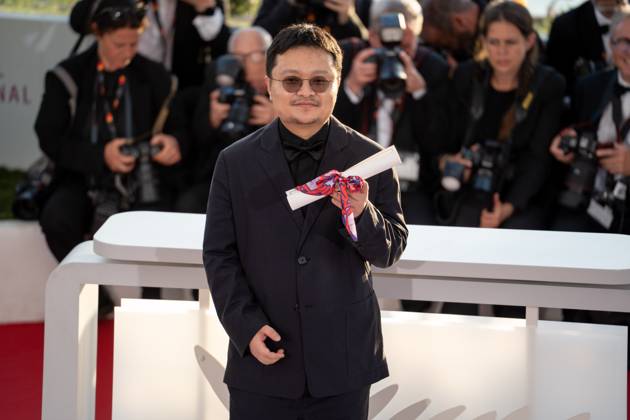 Palme D Or Winners Photocall - The 78th Annual Cannes Film Festi Bi Gan poses with the Special Prize Award for Resurrection during the Palme D Or winners photocall at the 78th annual Cannes Film Festival at Palais des Festivals in Cannes, France, on May 24, 2025. Cannes France  Copyright: xLucaxCarlinox originalFilename: carlino-notitle250524_npwyJ.jpg