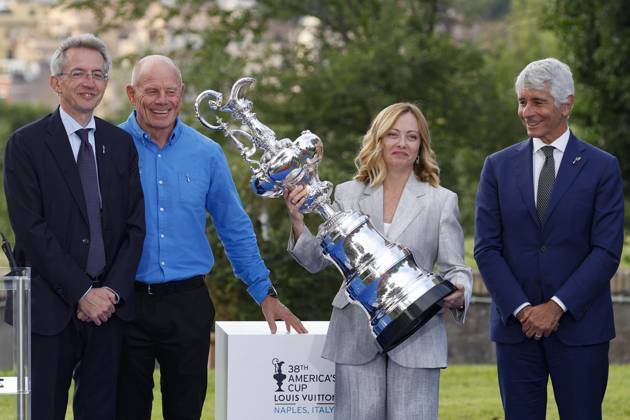 News Themen der Woche KW22 Bilder des Jahres 2025, News 05 Mai News Bilder des Tages May 26, 2025, Rome, ITALY: (L-R) Naples Mayor Gaetano Manfredi, Emirates Team New Zealand CEO Grant Dalton, Italian Prime Minister Giorgia Meloni and Italian Minister for Sport and Youth Andrea Abodi during the official presentation of the America s Cup trophy, for the first time in history, will be held in Italy for the 2027 edition, Villa Doria Pamphilj, Rome 20 maggio 2025. ANSA FABIO FRUSTACI. Rome ITALY - ZUMAa110 20250526_zaf_a110_018 Copyright: xAnsa FabioxFrustacix