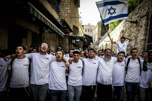 Bilder des Jahres 2025, News 05 Mai News Bilder des Tages Jerusalem Day Flag Parade Israeli right wing youths dance with their Rabbi and wave their national flag as they march through the Muslim quarter of JerusalemÕs old walled city, Monday May 26 2025. Tens of thousands of young religious-Zionist and right wing men and women marched through the capital waving Star of David flags entering the Old City of Jerusalem through the Muslim Quarter, as part of a controversial flag march, marking the reunification of the city during the Six Day War and IsraelÕs capture of the Temple Mount and the Western Wall, JudaismÕs holiest sites. Photo by Eyal Warshavsky. Jerusalem Israel Copyright: xEyalxWarshavskyx