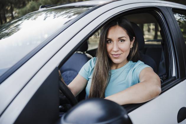 Young woman driving car model released, Symbolfoto property released, EBBF04542