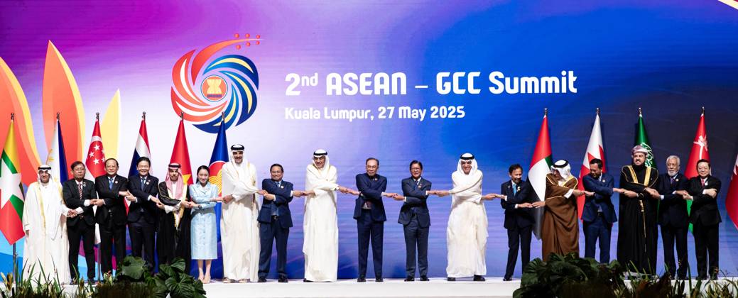Bilder des Jahres 2025, News 05 Mai News Bilder des Tages (250527) -- KUALA LUMPUR, May 27, 2025 -- Participants pose for a group photo at the 2nd ASEAN-GCC Summit in Kuala Lumpur, capital of Malaysia, May 27, 2025. The summit brings together member states of the Association of Southeast Asian Nations (ASEAN) and the Gulf Cooperation Council (GCC), which first met in this format in Saudi Arabia s capital Riyadh in 2023. ) MALAYSIA-KUALA LUMPUR-2ND ASEAN-GCC SUMMIT MaxPing 