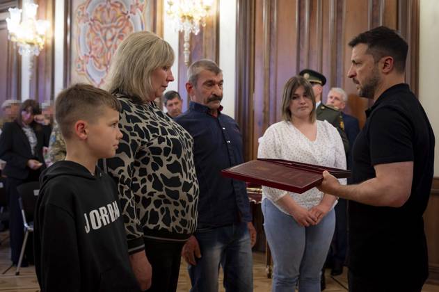 May 27, 2025, Kyiv, Kiev Oblast, Ukraine: Ukrainian President Volodymyr Zelenskyy, presents a posthumous medal to a family of a special forces soldier during an awards ceremony at the Awards Hall of the Mariinsky Palace, May 27, 2025, in Kyiv, Ukraine. Zelenskyy decreed that May 27th will now be Special Operation Forces day. Kyiv Ukraine - ZUMAp138 20250527_zaa_p138_004 Copyright: xUkrainexPresidency UkrainianxPrex
