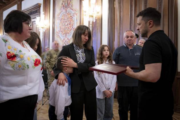 May 27, 2025, Kyiv, Kiev Oblast, Ukraine: Ukrainian President Volodymyr Zelenskyy, presents a posthumous medal to a family of a special forces soldier during an awards ceremony at the Awards Hall of the Mariinsky Palace, May 27, 2025, in Kyiv, Ukraine. Zelenskyy decreed that May 27th will now be Special Operation Forces day. Kyiv Ukraine - ZUMAp138 20250527_zaa_p138_006 Copyright: xUkrainexPresidency UkrainianxPrex