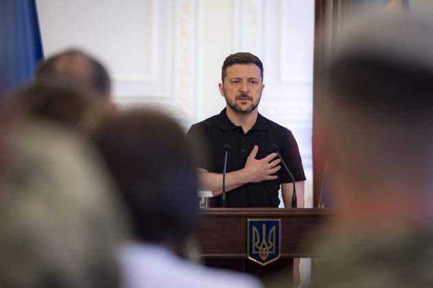 News Bilder des Tages May 27, 2025, Kyiv, Kiev Oblast, Ukraine: Ukrainian President Volodymyr Zelenskyy, stands for national anthem during an awards ceremony honoring Special Operation Forces and family members at the Awards Hall of the Mariinsky Palace, May 27, 2025, in Kyiv, Ukraine. Zelenskyy decreed that May 27th will now be Special Operation Forces day. Kyiv Ukraine - ZUMAp138 20250527_zaa_p138_008 Copyright: xUkrainexPresidency UkrainianxPrex