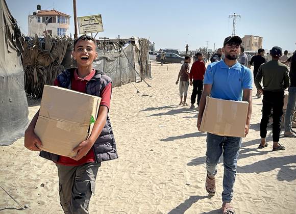 Bilder des Jahres 2025, News 05 Mai News Bilder des Tages Palestinians seeking aid gather near an aid distribution site run by the U.S.-backed Gaza Humanitarian Foundation Palestinians seeking aid gather near an aid distribution site run by the U.S.-backed Gaza Humanitarian Foundation, in Rafah, in the southern Gaza Strip, May 27, 2025. Photo by Moaz Abu Taha apaimages Rafah Gaza Strip Palestinian Territory 270525_Rafah_MT_00(5) Copyright: xapaimagesxMoazxAbuxTaha xapaimagesx