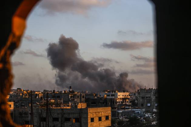 Bilder des Jahres 2025, News 05 Mai News Bilder des Tages (250527) -- GAZA, May 27, 2025 -- Smoke rises following an Israeli airstrike in Jabalia refugee camp, northern Gaza Strip, on May 27, 2025. The Palestinian death toll in Gaza has surpassed 54,000 since the outbreak of the conflict between Hamas and Israel on Oct. 7, 2023, Gaza s health authorities said on Tuesday. (Photo by Xinhua) MIDEAST-GAZA-JABALIA REFUGEE CAMP-ISRAEL-AIRSTRIKES MahmoudxZaki 