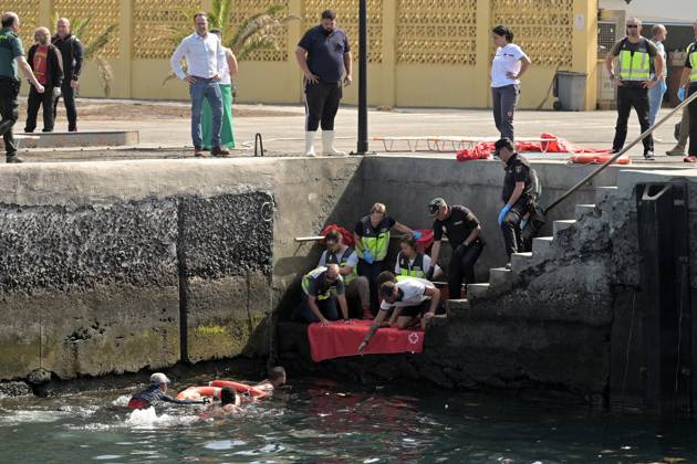 Bilder des Jahres 2025, News 05 Mai News Bilder des Tages Spanien, Migranten kentern im Hafen vor El Hierro, mehrere Tote Seven women have died after the capsizing of a cayuco in El Hierro National Police officers rescue one of the migrants traveling in a cayuco that capsized on its arrival at the port of La Restinga, 28 May 2025, in El Hierro, Canary Islands Spain At least seven women have died, three of them minors, following the capsizing of a cayuco with 180 people on board as it entered the port of La Restinga In addition, a search is underway for a baby who fell into the sea and two young people are seriously injured 28 MAY 2025 AYUCO VUELCO EL HIERRO LA RESTINGA MIGRANTES Europa Press Canarias 28 05 2025 El Hierro Canarias El Hierro Canarias Canarias Espana  Copyright: xEuropaxPressxCanariasx 6756138