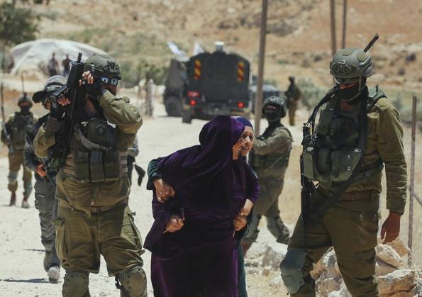 News Themen der Woche KW22 Bilder des Jahres 2025, News 05 Mai News Bilder des Tages Demolishing Home and Barn in Hebron A Palestinian woman pulls another woman away as Israeli occupation soldiers advance during a raid in the Al-Jawaya area of Yatta, south of Hebron, West Bank on May 28, 2025. A house, home to a family of eight, was demolished along with a sheep barn by occupation forces. Herbon West Bank Palestinian Territories Copyright: xMosabxShawerx