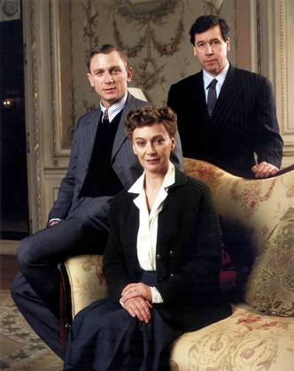 Copenhagen - filmstill DANIEL CRAIG, FRANCESCA ANNIS & STEPHEN REA in Copenhagen Ref: FB EDITORIAL USE ONLY Copyright: xSuppliedxbyxCapitalxPicturesx