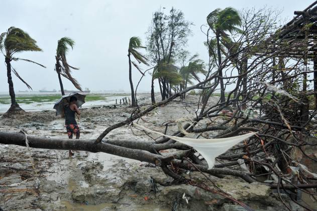 Bilder des Jahres 2025, News 05 Mai News Bilder des Tages May 30, 2025, Chittagong, Bangladesh: Chittagong, Bangladesh: Coastal erosion and fallen trees mark the trail of Cyclone Shakti in Patenga, as high winds continue to whip through the region. Chittagong Bangladesh - ZUMAr143 20250530_zap_r143_004 Copyright: xMdxRafayatxHaquexKhanx